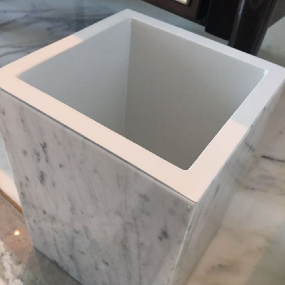 Poubelle carrée en marbre