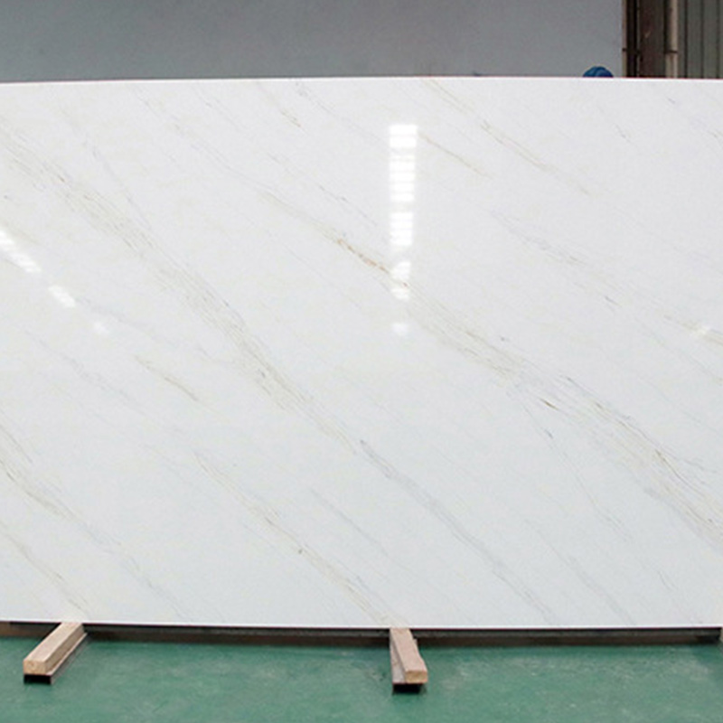 Pierre de quartz blanc Fish Maw avec des stries dorées