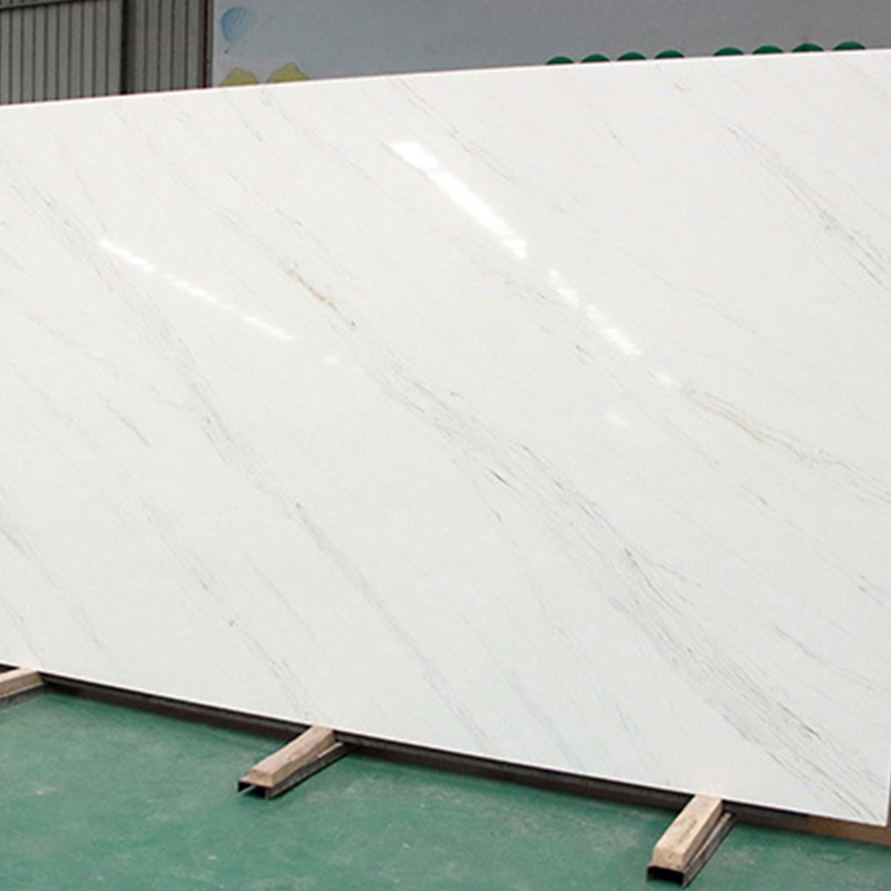 Pierre de quartz blanc Fish Maw avec des stries dorées
