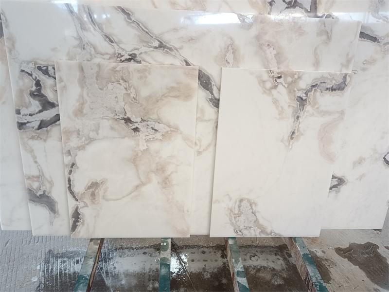 Les comptoirs en dalles de marbre Fendi White Picasso sont personnalisés