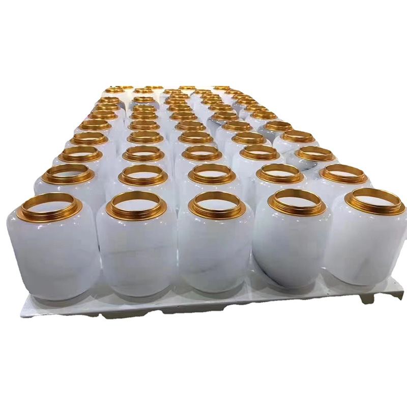 La dalle blanche de marbre de Calacatta Jade surmonte le lavabo transparent