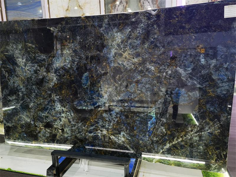 Granite Stone Blue comme on le voit sur les comptoirs des dalles de télévision