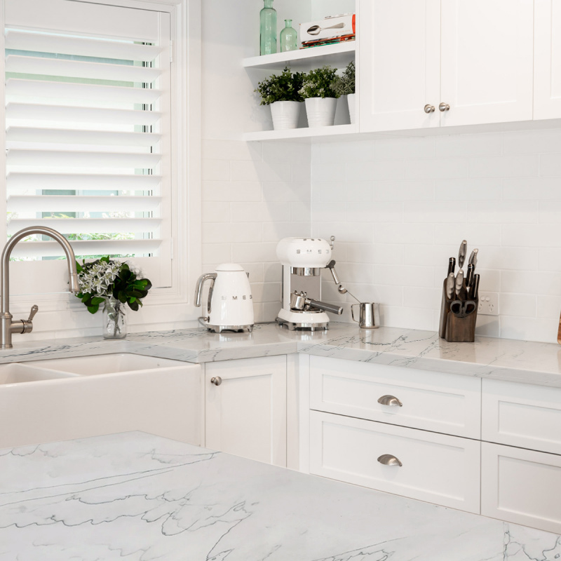 Quartzite blanc infini avec des veines bleues