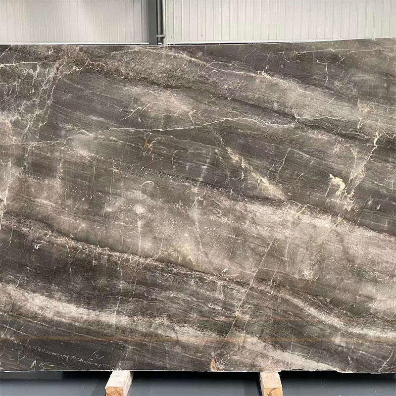Dalles de marbre grisâtre à 45 degrés