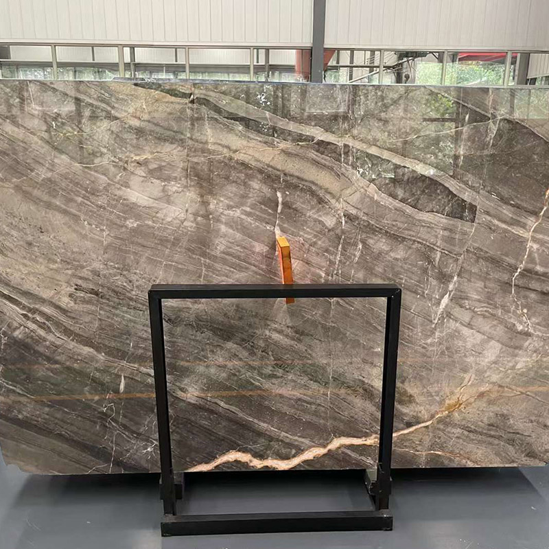 Dalles de marbre grisâtre à 45 degrés