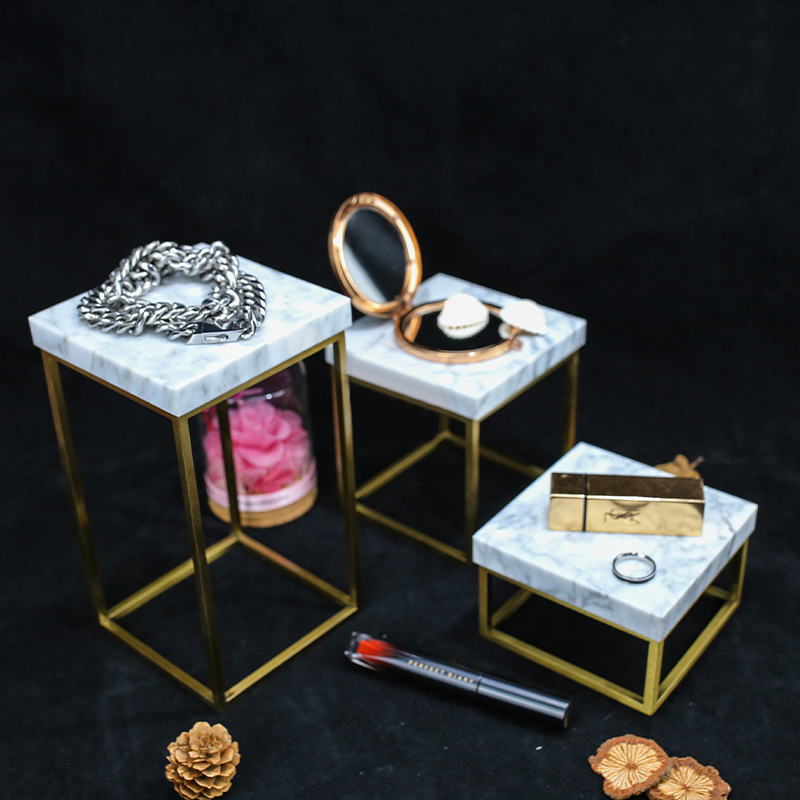 présentoir à bijoux avec base en marbre blanc