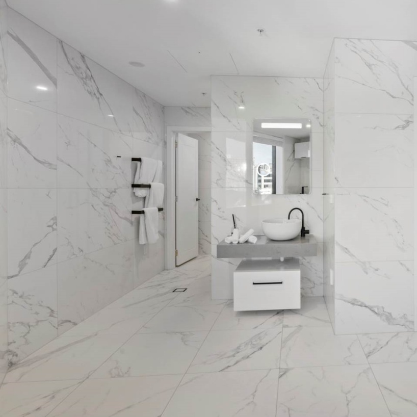 Élégance intemporelle : transformez votre maison avec les carreaux de marbre blanc Calacatta