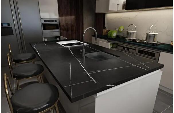 Que diriez-vous de l'effet des dalles de marbre noir pour la cuisine ?